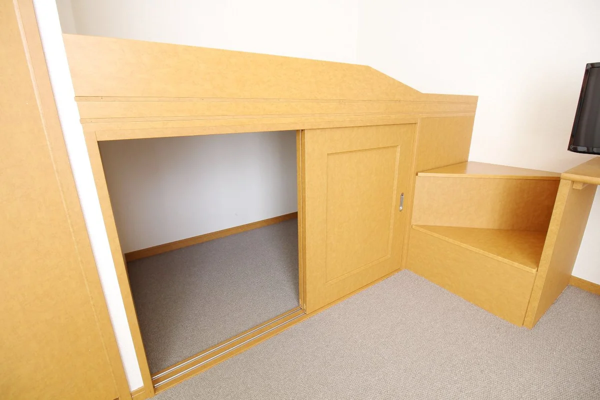 ベッドの下は大型収納スペース☆