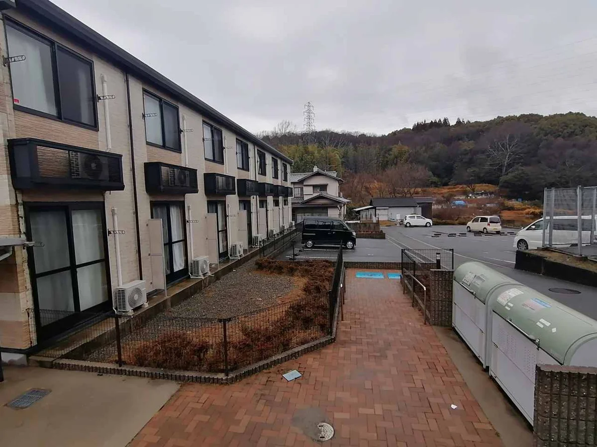 奥が駐車場となります。