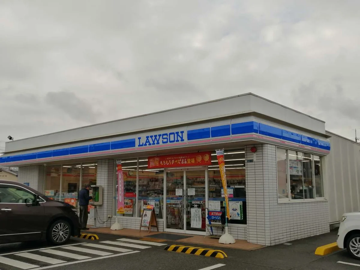 コンビニの他、ウェルシア、ミニコープがあります。