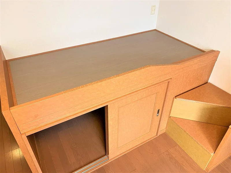 ベッド付き。ベッド下収納あり。