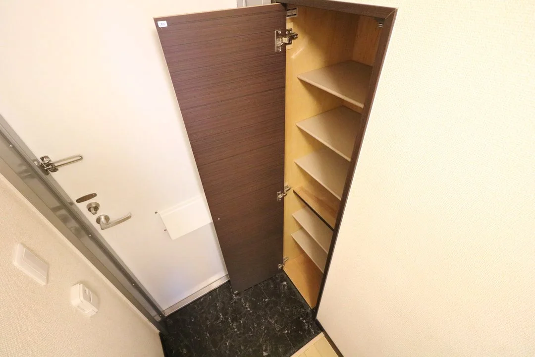 大型シューズボックス完備により女性でも収納安心