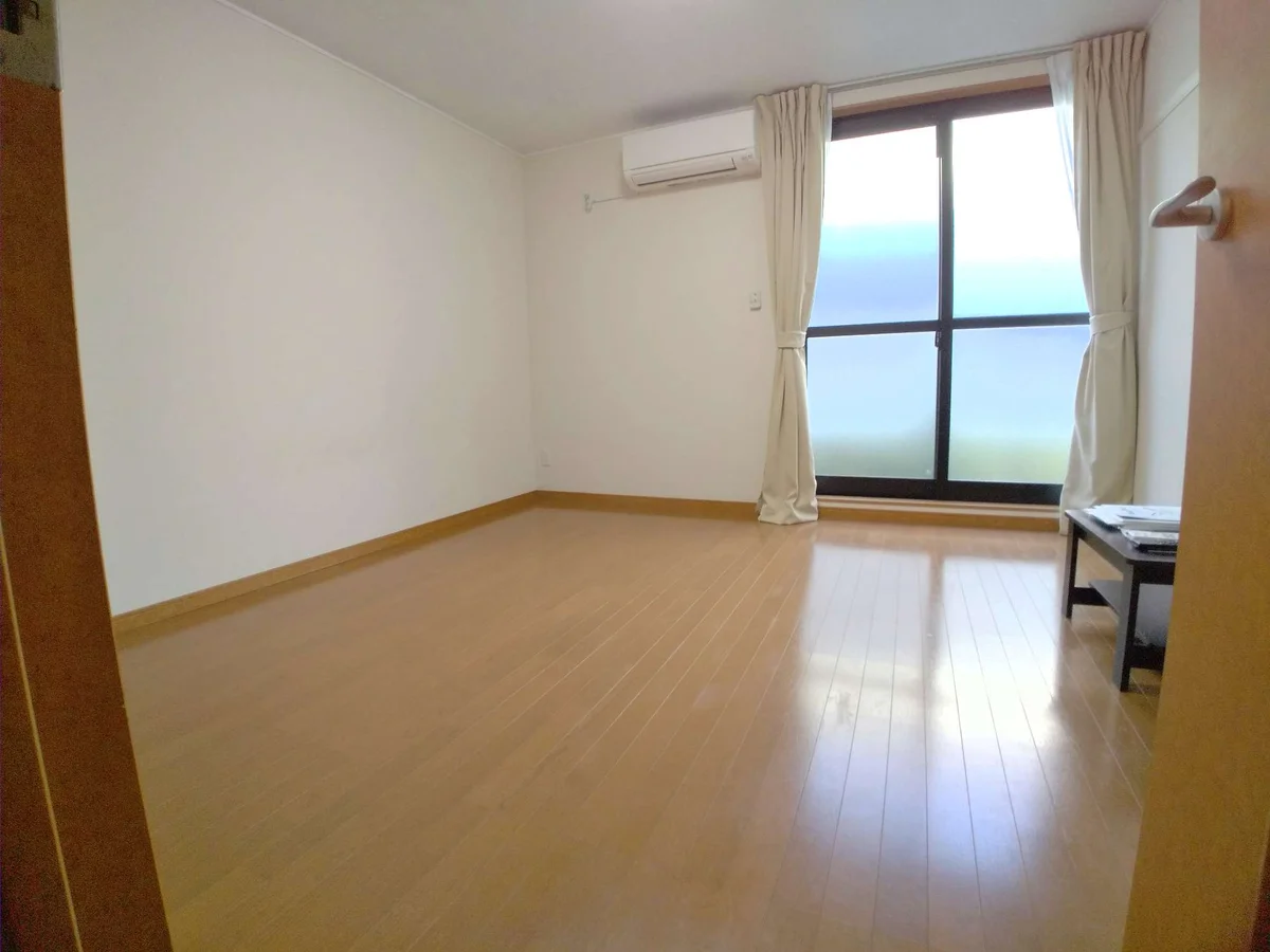 ワイドな窓にて明るいお部屋