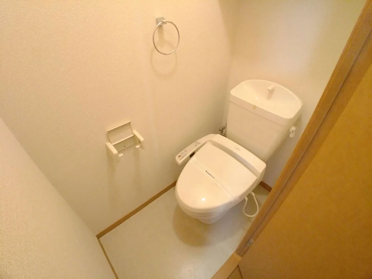 明るく清潔感のあるトイレ