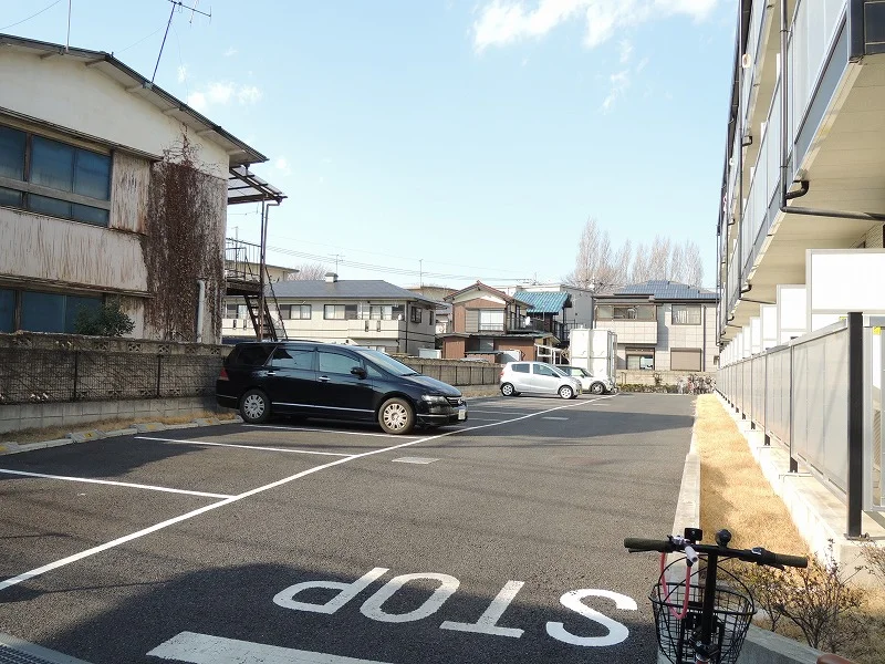 コンクリートの駐車場完備
