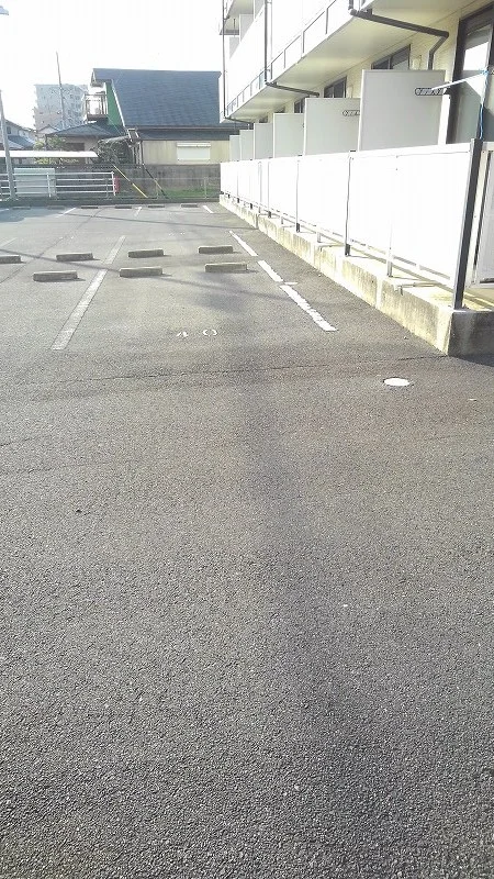 窓側外に駐車場スペース