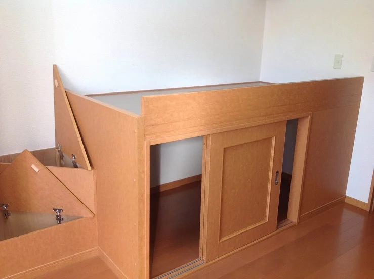 ベッド下は収納になっています