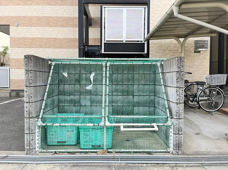 敷地内にゴミ捨て場がございます