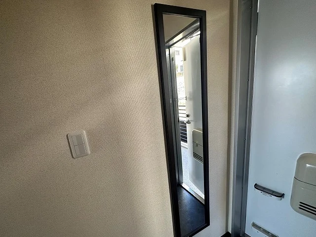 玄関横にある姿見です。