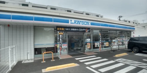 最寄りのコンビニまで徒歩４分（３００ｍ）です。