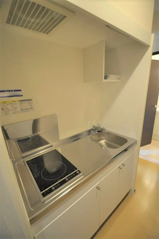 広々としたキッチン、２口の電気コンロ