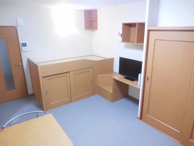 2Ｆ居室の床面は、フローリング敷きで御座います。