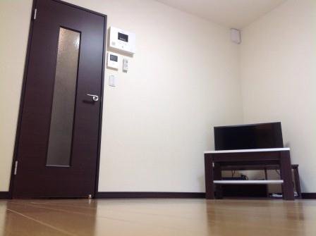 ダークブラウンの落ち着いた建具