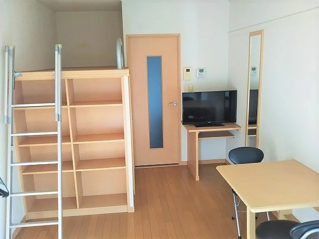 造り付ベッドと薄型ＴＶのお部屋です