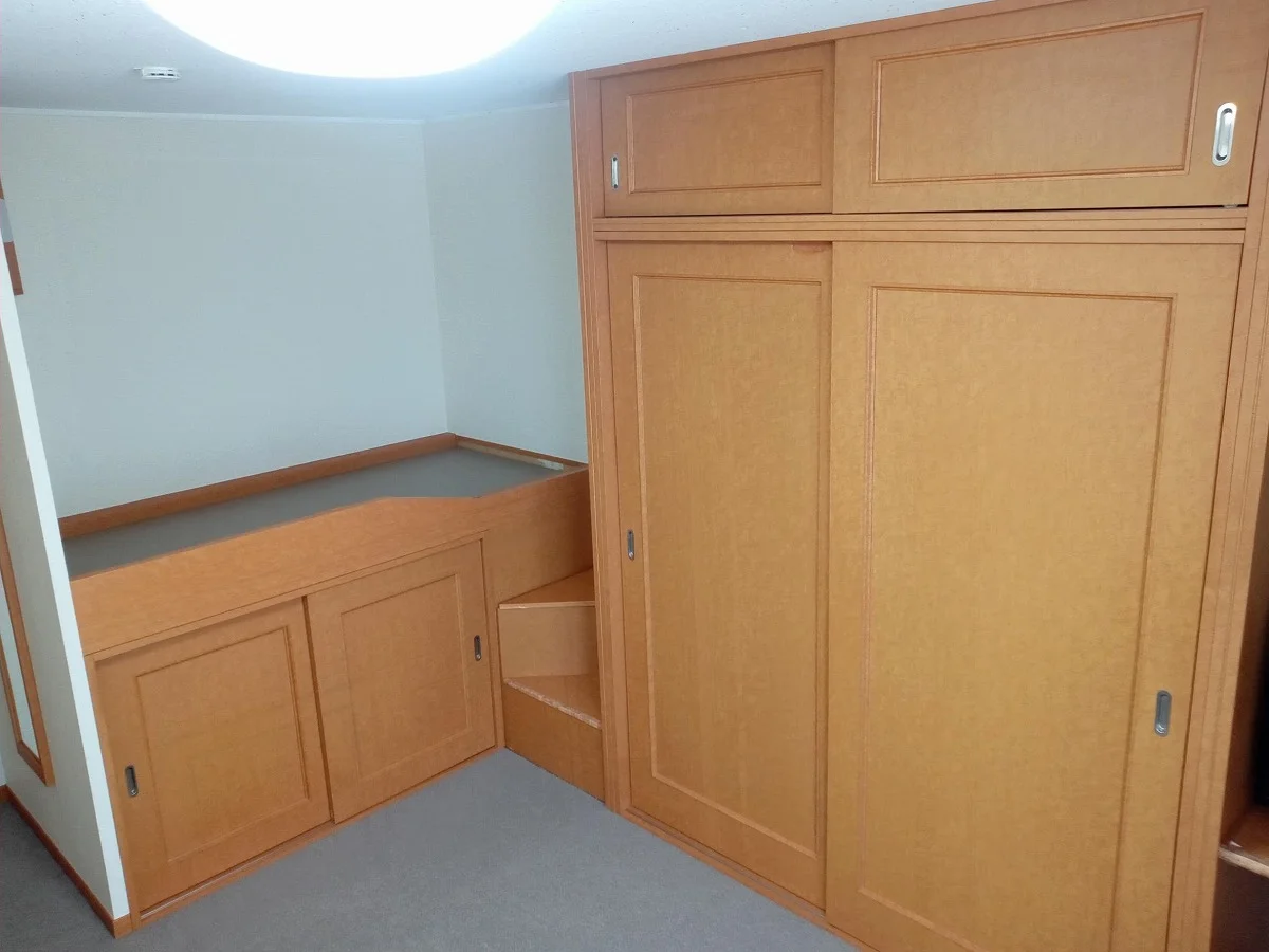 造付ベッドと収納です