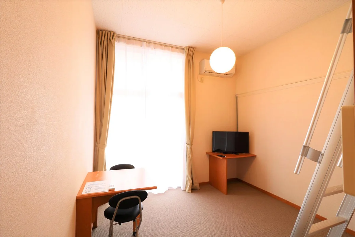 ロフトタイプは天井が高く開放的な窓から日が差し込みます！