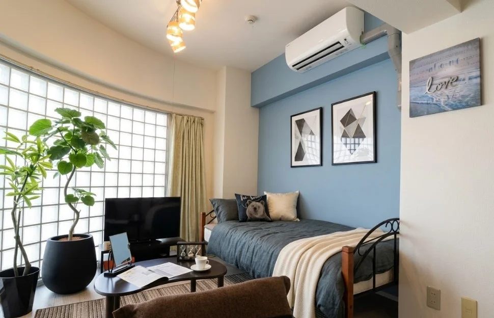 暖かい雰囲気が魅力的な1Ｒ！家具家電付きで入居されたその日から自宅のようにくつろいでいただける空間となっております。※植木と額とクッションなどは写真用です。