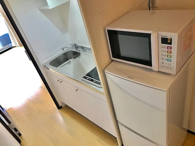 キッチン横には冷蔵庫、電子レンジ設置済みです