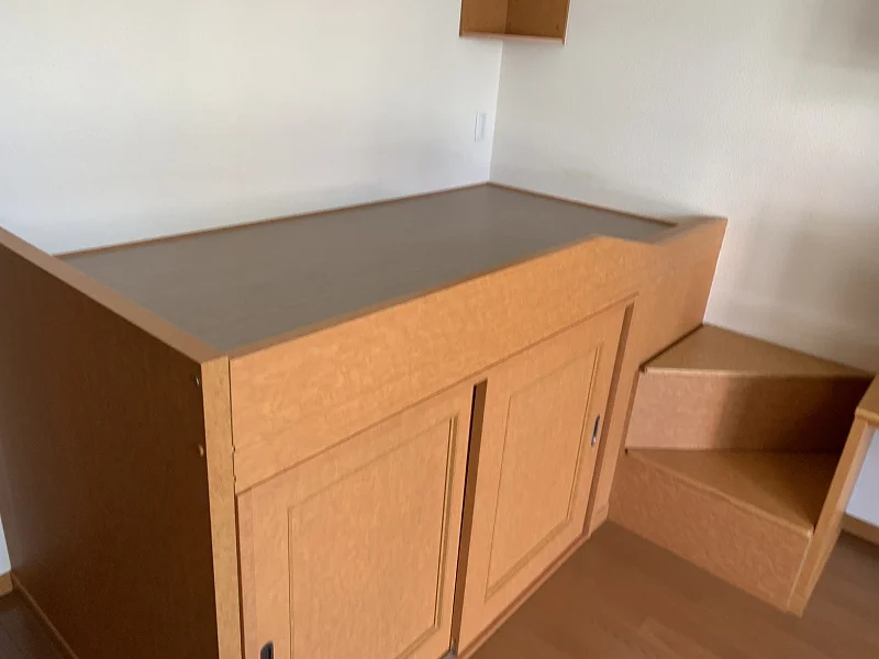 ベッド付き、ベッド下収納あり。