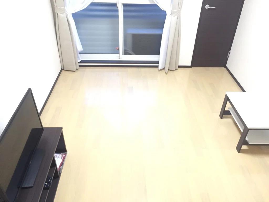 白と茶色を貴重とした広めのお部屋！