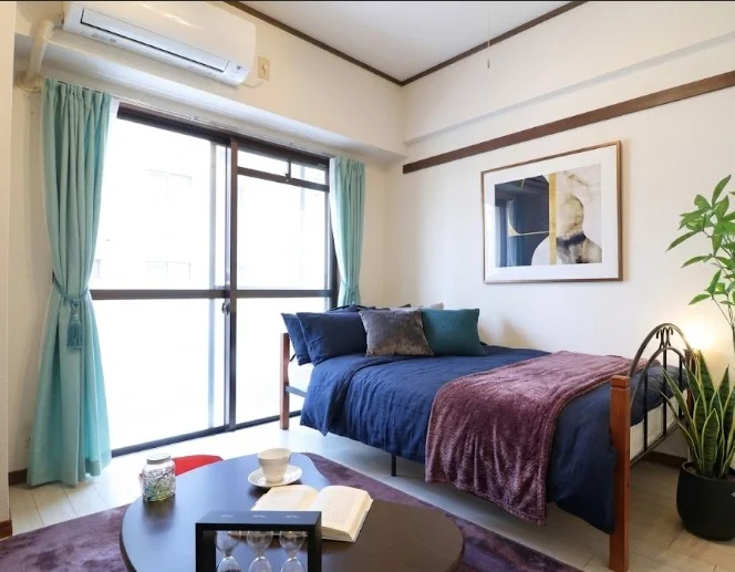 明るく爽やかな雰囲気で テレビやローテーブルもついた角部屋! ビジネスホテルより割安にご利用いただけるので 法人様にお勧めのマンスリーマンションです。 ※植木と額とクッションなどは写真用です。