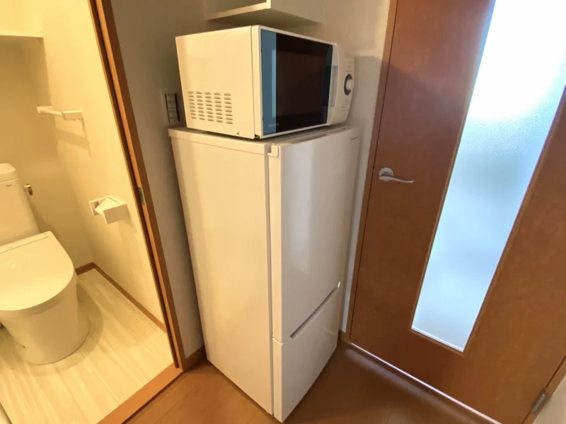 電子レンジと冷蔵庫付いてます。