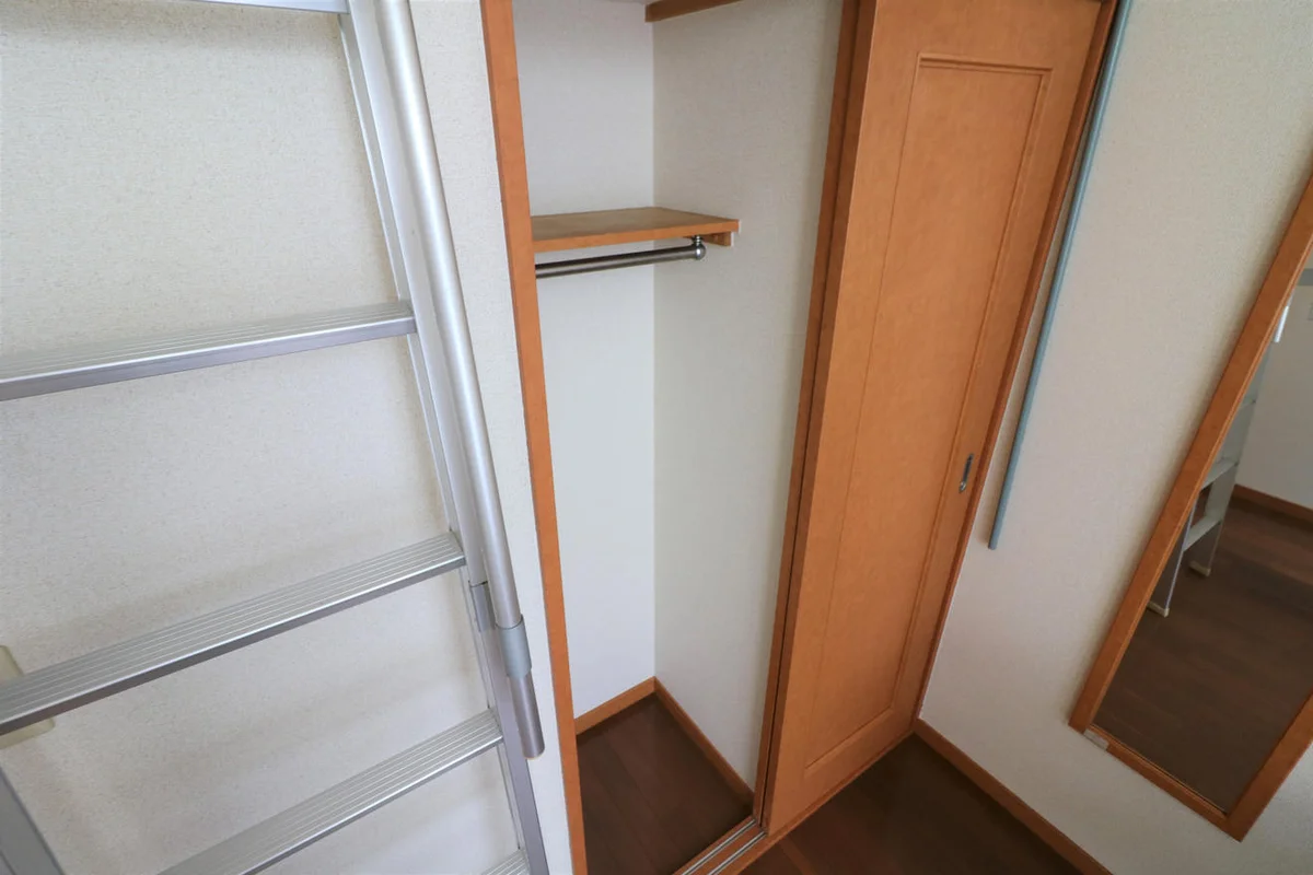 ハシゴを付け替えればクローゼットの上も収納活用が可能！