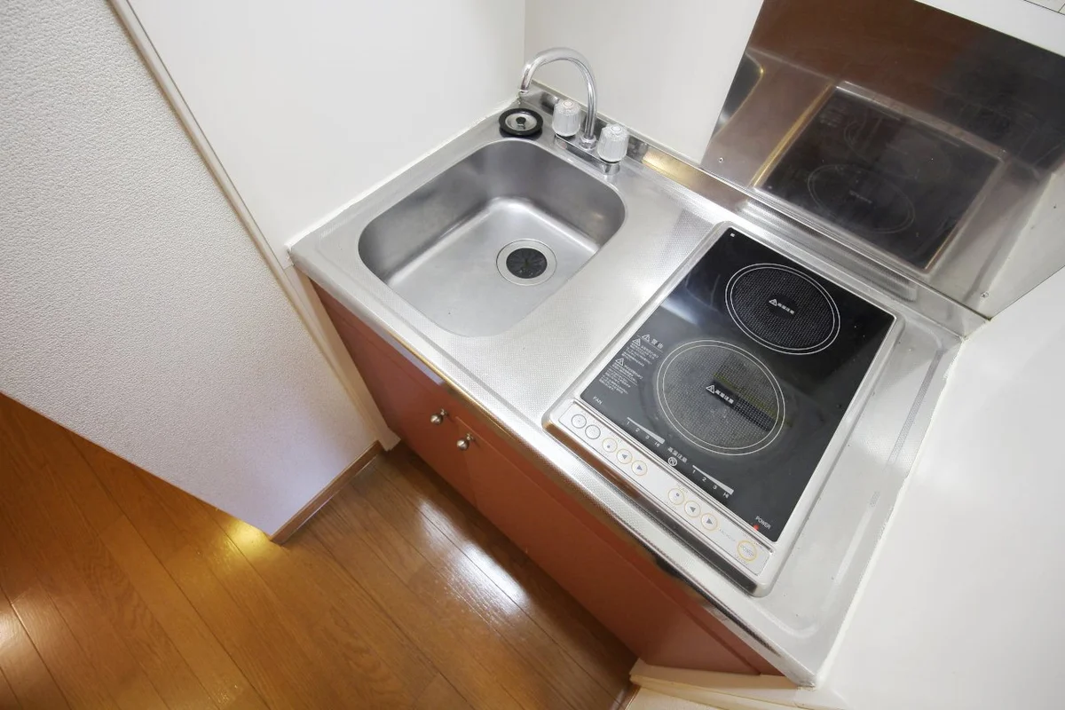 キッチンには２口のラジエントヒーターコンロを装備☆