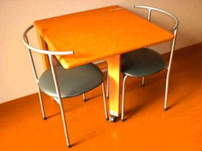 折りたたみ可能なテーブルと、イス２脚がつきます