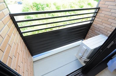 屋根付きバルコニーでお洗濯できます