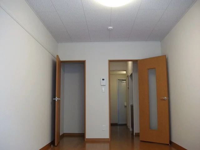 ドアの隣に収納スペースあります！