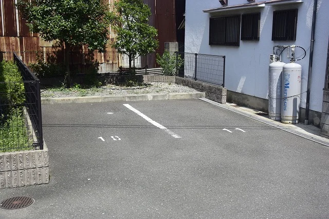 隣接物件に駐車場あります。