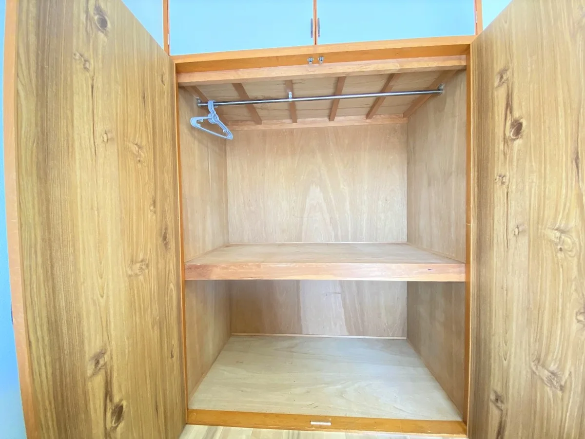 収納スペースも広く、長期滞在でも安心！！嬉しいポール付☆☆