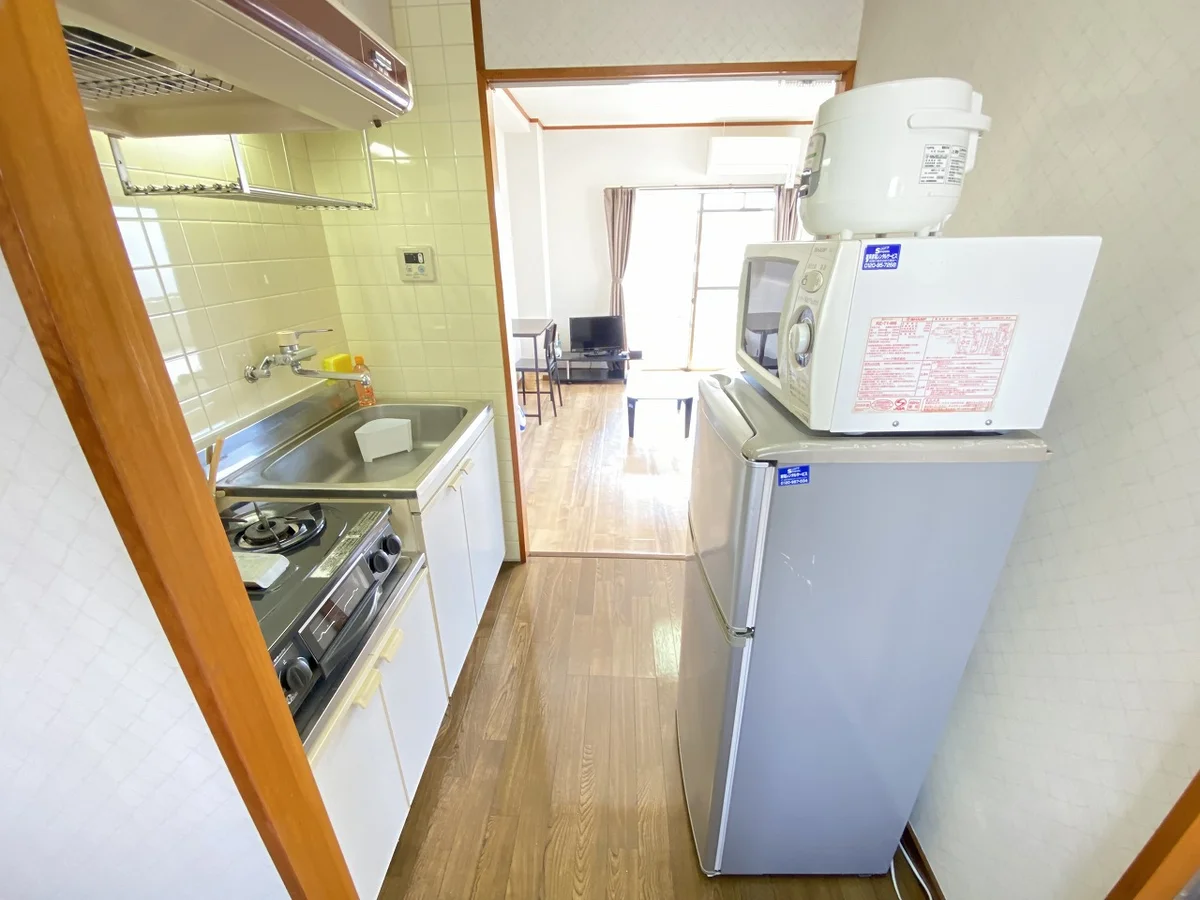 冷蔵庫・ケトル・炊飯器・鍋・フライパン・食器類（お皿・グラス・マグカップ・茶碗・汁椀・フォーク・スプーン・包丁・まな板・お玉・フライ返しなど）をご用意しております♪食材さえご購入いただければ自炊をしていただけますので長期ご利用のお客様でも安心ですね！