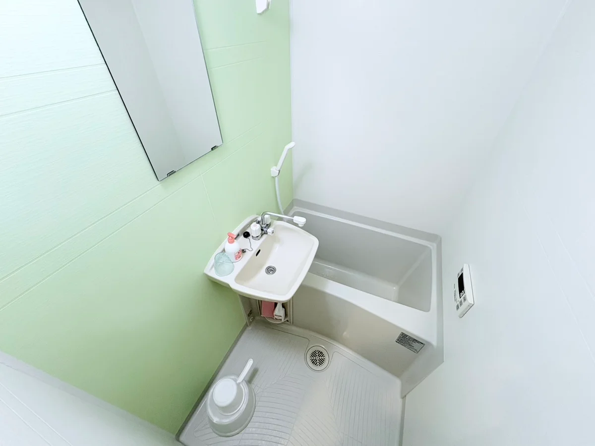 バストイレは別♪バスルームには風呂桶・風呂イス・風呂用洗剤・スポンジをご用意しておりますのでぜひご活用ください！