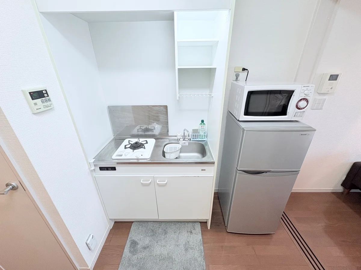 冷蔵庫・ケトル・炊飯器・鍋・フライパン・食器類（お皿・グラス・マグカップ・茶碗・汁椀・フォーク・スプーン・包丁・まな板・お玉・フライ返しなど）をご用意しております♪食材さえご購入いただければ自炊をしていただけますので長期ご利用のお客様でも安心ですね！