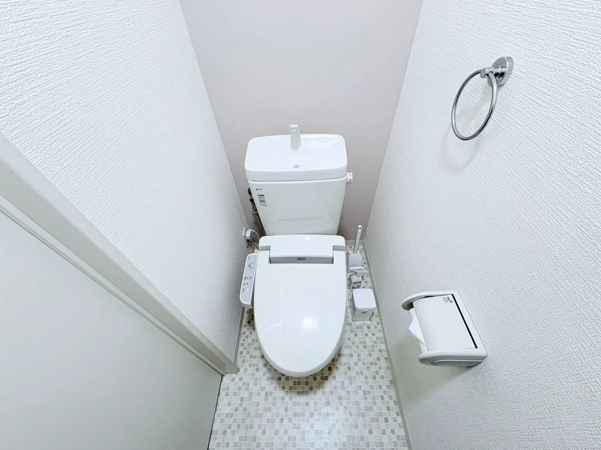 ウォシュレットつきのトイレです。老若男女皆様に安心してご利用いただけますね☆トイレにもトイレ用洗剤とトイレ用ブラシをご用意しておりますので長期ご利用の場合の気になる汚れなどもお掃除して頂けます＾＾