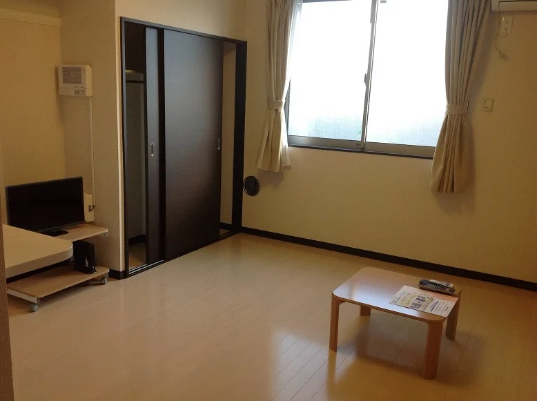 写真は2Ｆ居室。1Ｆはフローリング。