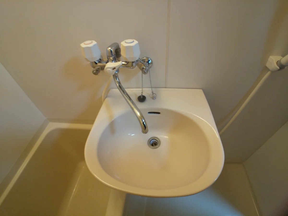 鏡を備え　準備のしやすい洗面台