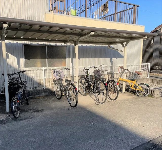 屋根付き駐輪場完備