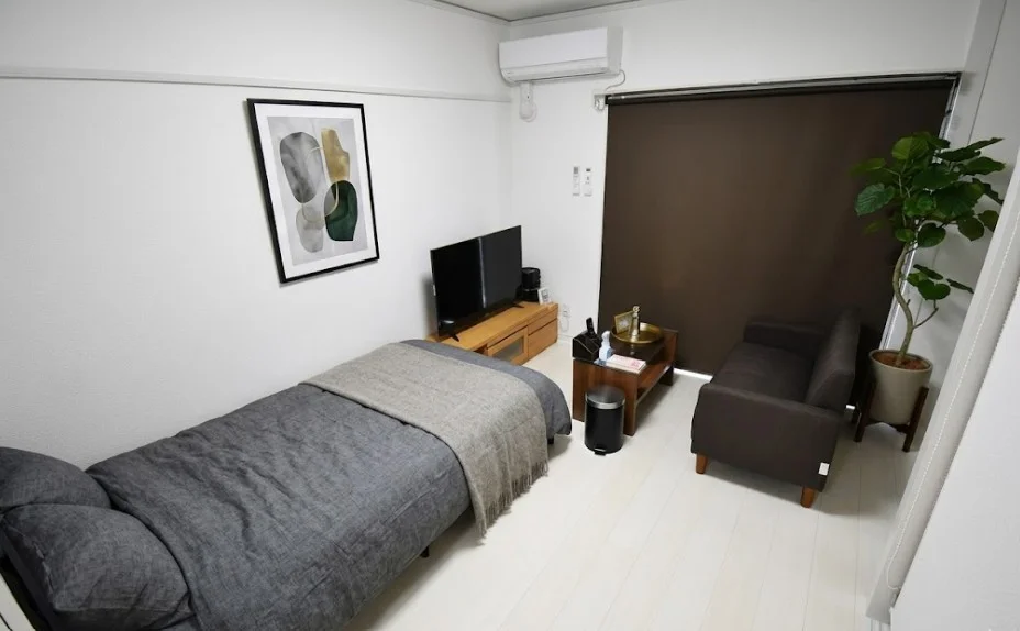 【島根松江格安ウィークリーマンション・島根松江マンスリーマンション】当サイトの人気物件♪品実評価◎、価格◎、お客様アンケートでも上位の人気ウィークリーマンションです♪※植木と額とクッションなどは写真用です。