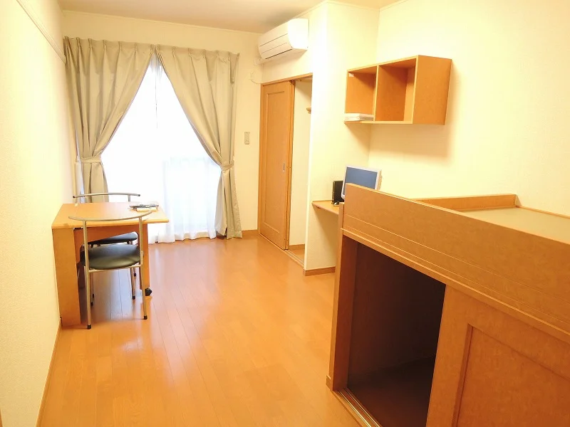 備え付けのテーブルは折りたたみ可能