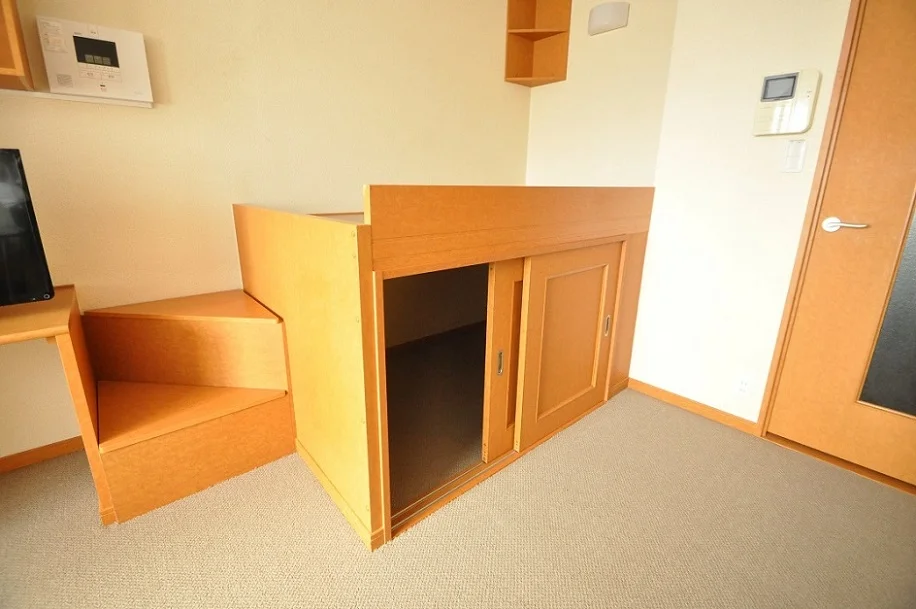 ベッド下には広々収納スペース！