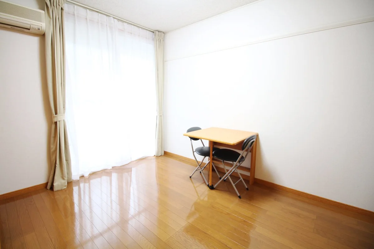 造り付テーブルを折りたためば、お部屋も広く使えます♪