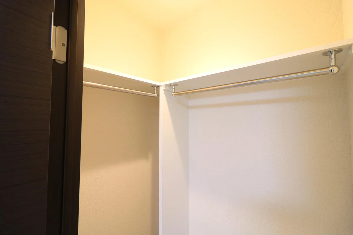 ハンガーパイプ付きでスッキリ収納