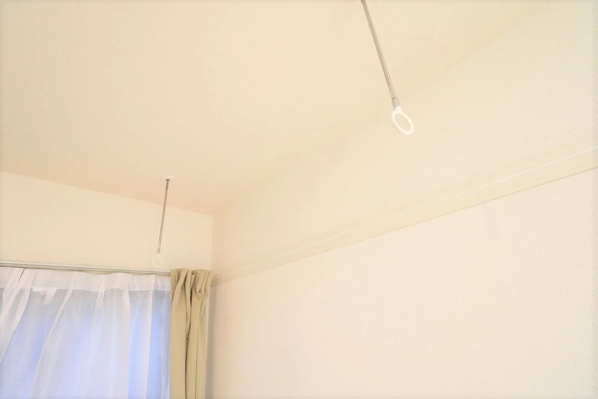 屋内型付き物干しで洗濯物を干すのに女性は安心