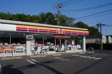 最寄のコンビニまで120Ｍ、徒歩約2分