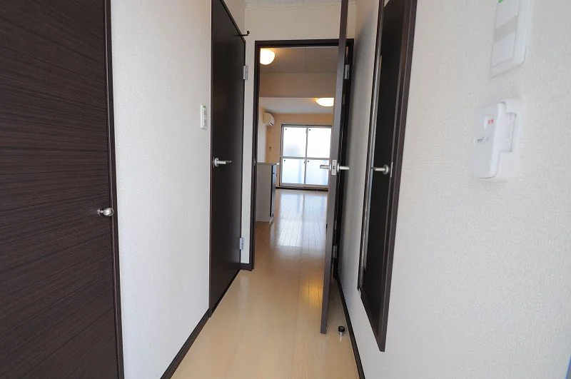 玄関から見た廊下の様子です