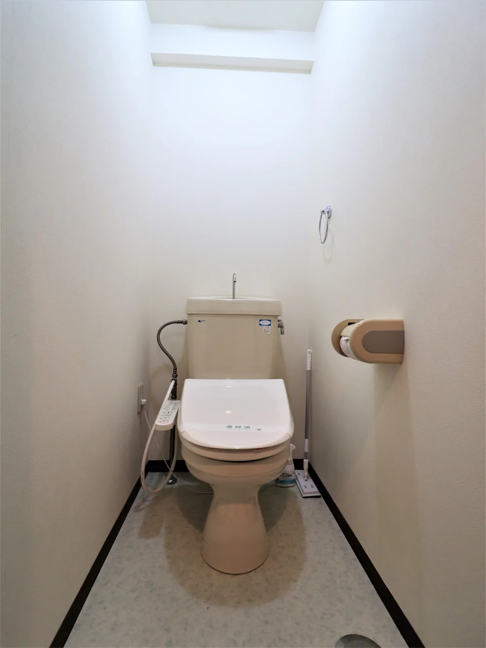 バストイレ別!トイレはなんとウォシュレット付き!トイレットペーパーやトイレブラシ等、他では置いてない備品も沢山ございますので短期~長期でお住まいの方にも「あったら助かるものが多い」と大変ご好評いただいております。