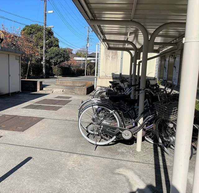 屋根付き駐輪場完備