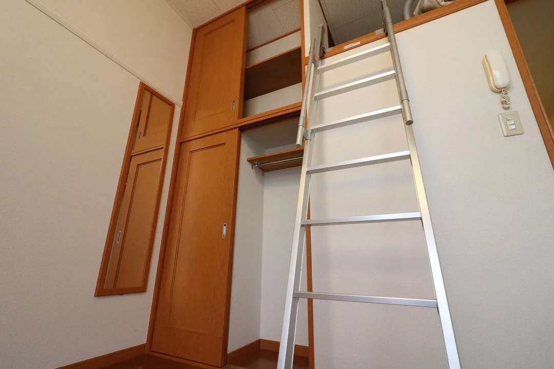 上下に豊富なクローゼット収納スペースを確保！